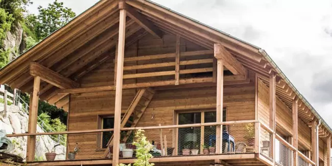 in Birgisch mit einer Netto-Wohnfläche von 96 m2 ist eines der ersten solaren Direktgewinnhäuser im «Sonnenkanton Wallis»: ein optimal dämmendes Vollholzwandsystem aus regionalem, in abnehmendem Mond geschlagenem Fichtenholz, genügend Speichermasse, spezielles Fensterglas und eine optimale Beschattung machen eine Heizung überflüssig (lediglich ein kleiner Stückholzofen überbrückt lange winterliche Schlechtwetterphasen). Praktisch ausschliesslich werden ökologische Materialien verwendet. Walliser und Berner 