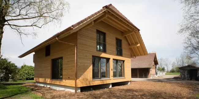 Wohnhaus Truberholzhaus Schalung aussen liegend Truberholzwände sichtbar, im Bad alles Holz inkl, Boden, in der Küche alles Holz inkl, Küchenboden Regionalität Truberholz Schweizer Holz Zimmermann Seeland