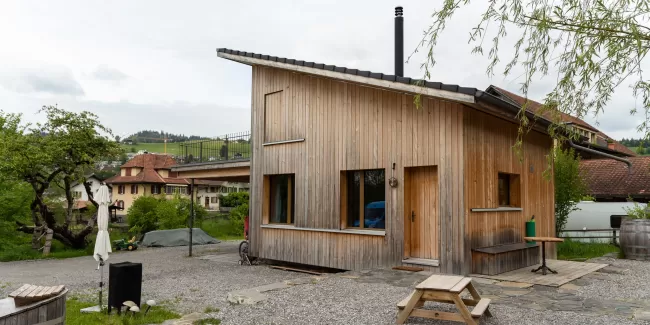 Neubau Small House aus Truberholzelemente.Das Tiny House Movement (auch Small House Movement genannt, englisch Bewegung für winzige Häuser) ist eine gesellschaftliche Bewegung mit Ursprung in den USA, die das Leben in kleinen Häusern propagiert. Die Bewegung findet auch ihren Ausdruck in der Architektur, indem zunehmend auch Klein- und Minihäuser geplant und realisiert werden, wobei keine feste Definition dafür existiert, bis zu welcher Wohnflächengröße ein Gebäude als Tiny House bezeichnet wird.