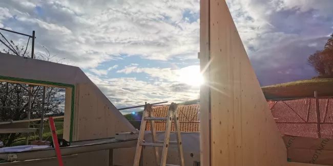 Einfamilienhaus Aufrichten in Münchenwiler bei schönstem Sonnenschein. Die Treppe wurde mit dem Baukran in das Haus gebracht. Die Elemente passen perfekt ineinander. Sehr gute Arbeit von unseren Mitarbeitern. 