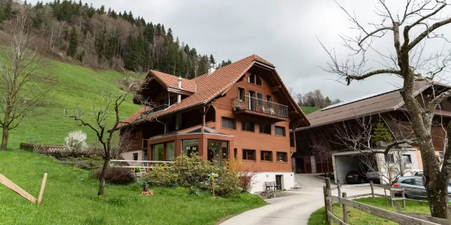 Umbau Bauernhaus in Escholzmatt. Der Umbau wurde mit Truberholzwänden realisiert. Hier ist sehr schön ersichtlich wie das Truberholz mit Sichtbeton und Altholzwand vereint wurde. Der Wintergarten mit den massiven Balken ist eine wunderschöne Ecke, die zum Wohlfühlambiente beiträgt.