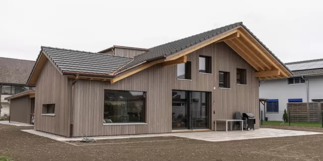 Einfamilienhaus in Bätterkinden aus Truberholz. Schalung vorgergraut stehend. In der Küche hat es eine wunderschöne Sitzecke mit Fenster. Die Fliesen im Badezimmer haben ein sehr schönes Blumenmuster in den Grün - Brauntönen. Aussen hat es genügend Umschwung für Rasen, Garten, Grillplatz. Das Holz stammt aus der Region Trub und alles ist sehr Nachhaltig. Die Planung, eigentlich die ganze Baudienstleistung erfoglt über die Truberholz AG und die Zimmerei Hirschi AG. Das Haus ist sehr stylisch eingerichtet.