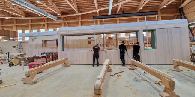 Elementbau Mehrfamilienhaus Bremgarten   Das Element wiegt 2'350 kg Die Länge der Pritsche beträgt 14.5 Meter   Wir hoffen das die Sonne beim Aufrichten auch auf unserer Seite ist💪😊