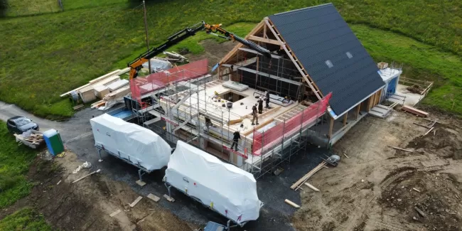 Wir sind stolz darauf, die Elemente für diesen beeindruckenden Ersatzneubau hergestellt und das Aufrichten durchgeführt zu haben. Bei Truberholz AG stehen Qualität, Nachhaltigkeit und Innovation an erster Stelle. Unsere Expertise im Bereich Holzbau ermöglicht es uns, moderne und energieeffiziente Wohnlösungen zu schaffen.