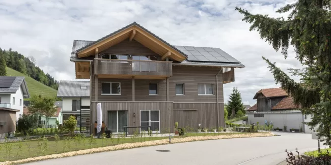 Nachhaltigkeit und Wohngesundheit sind für uns keine leeren Worte. Unser neuestes Mehrfamilienhaus zeigt, wie sich umweltfreundliches Bauen und modernster Wohnkomfort vereinen lassen. Truberholz, ein regionales und nachhaltiges Baumaterial, bietet zahlreiche Vorteile:  Umweltfreundlich: Truberholz ist regional und nachhaltig. Wohngesund: Holz schafft ein gesundes Raumklima. Effizient: Holz ist ein natürlicher Dämmstoff und hilft, Energie zu sparen. Individuell: Jedes Haus ist ein Unikat.