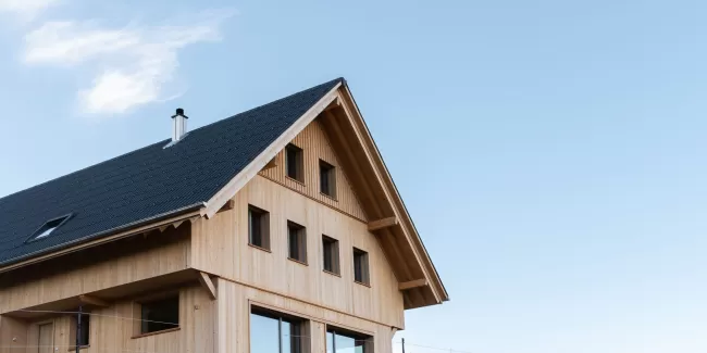 Ersatzneubau Wohnhaus | Truber Holz  Mit Leidenschaft fürs Handwerk und die Natur ist dieses Wohnhaus auf der Basis von Truber Holz entstanden – regional, nachhaltig und zeitlos schön.  Die moderne Architektur fügt sich harmonisch in die sanfte Hügellandschaft ein. Innen wie außen spürt man die Wärme und Beständigkeit des einheimischen Holzes.  Mehr über unsere Projekte und die Kraft des Truber Holzes erfährst du auf:  www.truberholz.ch