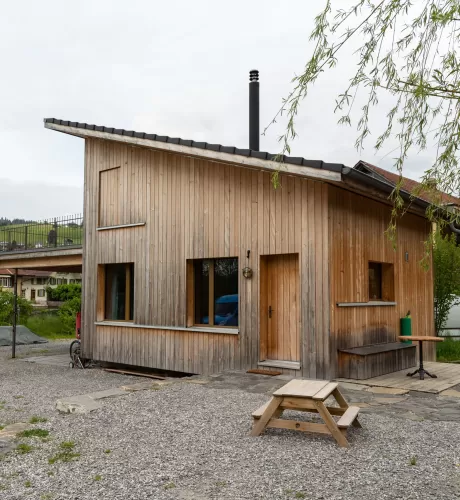 Neubau Small House aus Truberholzelemente.Das Tiny House Movement (auch Small House Movement genannt, englisch Bewegung für winzige Häuser) ist eine gesellschaftliche Bewegung mit Ursprung in den USA, die das Leben in kleinen Häusern propagiert. Die Bewegung findet auch ihren Ausdruck in der Architektur, indem zunehmend auch Klein- und Minihäuser geplant und realisiert werden, wobei keine feste Definition dafür existiert, bis zu welcher Wohnflächengröße ein Gebäude als Tiny House bezeichnet wird.