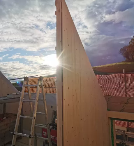 Einfamilienhaus Aufrichten in Münchenwiler bei schönstem Sonnenschein. Die Treppe wurde mit dem Baukran in das Haus gebracht. Die Elemente passen perfekt ineinander. Sehr gute Arbeit von unseren Mitarbeitern. 
