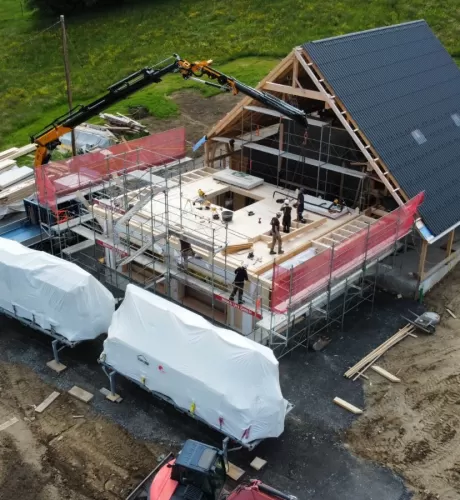 Wir sind stolz darauf, die Elemente für diesen beeindruckenden Ersatzneubau hergestellt und das Aufrichten durchgeführt zu haben. Bei Truberholz AG stehen Qualität, Nachhaltigkeit und Innovation an erster Stelle. Unsere Expertise im Bereich Holzbau ermöglicht es uns, moderne und energieeffiziente Wohnlösungen zu schaffen.