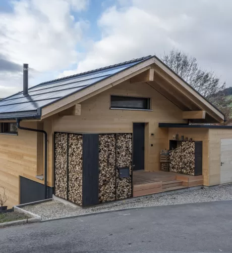 Hallo zusammen! 🌟 Wir haben unser neuestes Kleinwohnhaus aus Truberholz fertiggestellt! 🌟   Dieses Haus ist nicht nur wunderschön, sondern auch nachhaltig und gesund. Hergestellt aus regionalem Holz ohne chemische Zusätze, bietet es ein natürliches Wohlfühlambiente.   Unsere Stärken: 🏡 **Nachhaltiger Holzbau:** Ohne chemische Holzschutzmittel und Leime. 🌱 **Gesundes Wohnklima:** Natürliches Wohlfühlambiente ohne Kompromisse. 🛠 **Komplettservice:** Von der Beratung über die Planung bis zur Realisierung 