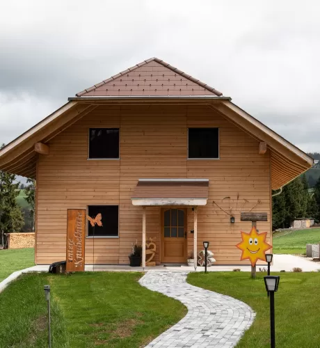 🌿 Nachhaltiges Bauen mit Schweizer Holz – ein Wohnhaus aus Truberholz 🏡  Nachhaltigkeit und regionale Wertschöpfung sind zentrale Themen im modernen Holzbau. Dieses Wohnhaus aus Truberholz zeigt, wie innovatives Bauen mit heimischem Holz nicht nur ökologische Vorteile bietet, sondern auch ästhetisch und technisch überzeugt. 🌲✨  Durch die Kombination von hochwertigem Schweizer Holz, präziser Verarbeitung und durchdachter Architektur entsteht ein Wohnraum mit natürlichem Wohlfühlklima. Ein inspirierendes B