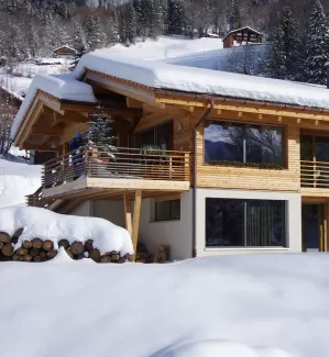Im Hasliberg wurde im Februar das erste Truber Holz-Haus aufgerichtet. Dazu gab es einen Beitrag im Radio BeO:     Anmoderation: Ufem Hasliberg wird äs Massivholz-Haus baue. Nid einfach äs gwöhnlichs Holzhaus, wies mängs git im Berner Oberland. Äs entsteiht äs Tuber-Holzhaus, praktisch ohni Metau, Liim oder Plastik. Zum Isatz chunnt derfür Houz, u zwar serigs, ohni Frömdstoffe. Es isch z erschte vo sire Art hie im Bärner Oberland: Meh drüber weiss d Alina Burri....      Abmoderation: Mittlerwile chame das S