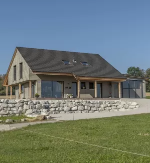 Neubau Wohnhaus mit wunderschönen Veranda im Amerikanischen-Style, Truberholz Wände sind sichtbar (mit Holzdübel sichtbar), das komplette Haus besteht aus Holz (es wurden keine Fermacel-Platten verwendet), Aussenschalung liegend - vorvergraut, ohne Kellergeschoss, dafür mit Garagenanbau direkt am Wohnhaus, das Haus ist ein Wohnhaus von einem Landwirtschaftlichen Betrieb, deshalb die integrierte Nasszone (Nassraum), der Badezimmerboden ist ein Massivholzboden aus Fichte (keine Fliessen) 