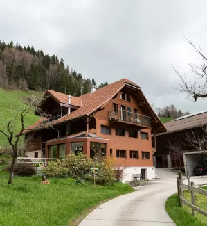 Umbau Bauernhaus in Escholzmatt. Der Umbau wurde mit Truberholzwänden realisiert. Hier ist sehr schön ersichtlich wie das Truberholz mit Sichtbeton und Altholzwand vereint wurde. Der Wintergarten mit den massiven Balken ist eine wunderschöne Ecke, die zum Wohlfühlambiente beiträgt.