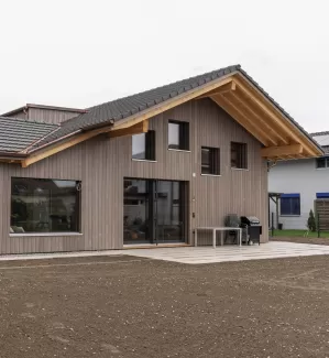 Einfamilienhaus in Bätterkinden aus Truberholz. Schalung vorgergraut stehend. In der Küche hat es eine wunderschöne Sitzecke mit Fenster. Die Fliesen im Badezimmer haben ein sehr schönes Blumenmuster in den Grün - Brauntönen. Aussen hat es genügend Umschwung für Rasen, Garten, Grillplatz. Das Holz stammt aus der Region Trub und alles ist sehr Nachhaltig. Die Planung, eigentlich die ganze Baudienstleistung erfoglt über die Truberholz AG und die Zimmerei Hirschi AG. Das Haus ist sehr stylisch eingerichtet.