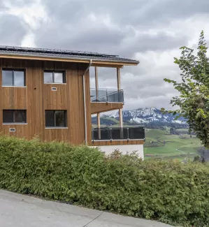 Wir freuen uns darauf, Ihnen hochwertige Holzprodukte und erstklassigen Service zu bieten. Kontaktieren Sie uns gerne, wenn Sie Fragen haben oder eine individuelle Beratung wünschen. Truberholz – Ihr Partner für hochwertiges Holz in der Schweiz."