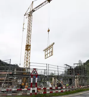 Wir freuen uns, euch ein weiteres spannendes Projekt von Truberholz vorzustellen! In unserem charmanten Trub entsteht ein einzigartiges 6-Familienhaus, welches komplett aus unserem nachhaltigen und umweltfreundlichen Truberholz-System gebaut wird. 💚 Warum Truberholz? Truberholz steht für ökologische Verantwortung, lokale Materialien und nachhaltige Bauweise. Jedes unserer Projekte wird mit größter Sorgfalt und Liebe zur Umwelt umgesetzt, und unser neues Mehrfamilienhaus ist da keine Ausnahme.