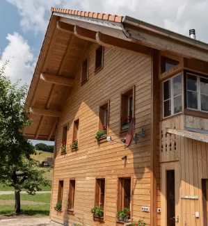 Wir haben ein spannendes Projekt abgeschlossen: den Abbruch und Wiederaufbau eines unserer Lieblingsobjekte!   Die alten Wände, die so viele Geschichten erzählen, haben nun Platz für einen modernen und einladenden Raum geschaffen. 🏡💚  Schaut euch die Vorher-Nachher-Fotos an! Wir freuen uns, euch auf unserer Reise zu inspirieren. Bleibt dran für mehr! 