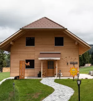 🌿 Nachhaltiges Bauen mit Schweizer Holz – ein Wohnhaus aus Truberholz 🏡  Nachhaltigkeit und regionale Wertschöpfung sind zentrale Themen im modernen Holzbau. Dieses Wohnhaus aus Truberholz zeigt, wie innovatives Bauen mit heimischem Holz nicht nur ökologische Vorteile bietet, sondern auch ästhetisch und technisch überzeugt. 🌲✨  Durch die Kombination von hochwertigem Schweizer Holz, präziser Verarbeitung und durchdachter Architektur entsteht ein Wohnraum mit natürlichem Wohlfühlklima. Ein inspirierendes B