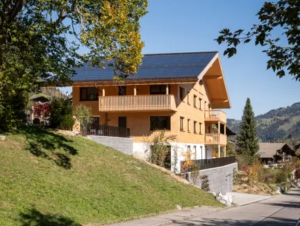 Mehrfamilienhaus, Truberholz, Wände, Brettschicht, Tradition, Zweisimmen, Berner Oberland, Zimmermann, Zimmerin, Projektleiter, Archithektur, Baubetreuung, Trub, Längengrund