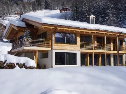 Im Hasliberg wurde im Februar das erste Truber Holz-Haus aufgerichtet. Dazu gab es einen Beitrag im Radio BeO:     Anmoderation: Ufem Hasliberg wird äs Massivholz-Haus baue. Nid einfach äs gwöhnlichs Holzhaus, wies mängs git im Berner Oberland. Äs entsteiht äs Tuber-Holzhaus, praktisch ohni Metau, Liim oder Plastik. Zum Isatz chunnt derfür Houz, u zwar serigs, ohni Frömdstoffe. Es isch z erschte vo sire Art hie im Bärner Oberland: Meh drüber weiss d Alina Burri....      Abmoderation: Mittlerwile chame das S