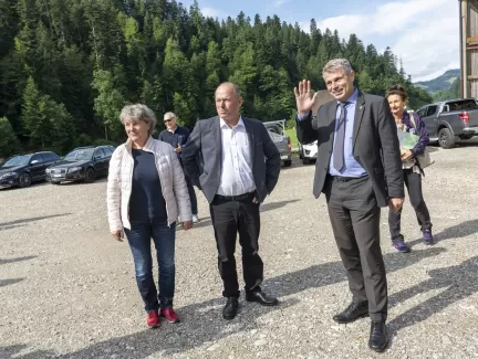 Am 29. Juni 2021 besuchte Nationalratspräsident Andreas Aebi (SVP/BE) unser Unternehmen mit 70 ausländischen Botschafter.