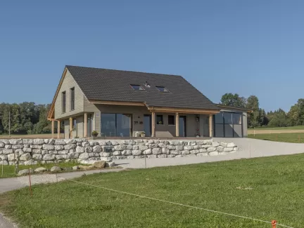 Neubau Wohnhaus mit wunderschönen Veranda im Amerikanischen-Style, Truberholz Wände sind sichtbar (mit Holzdübel sichtbar), das komplette Haus besteht aus Holz (es wurden keine Fermacel-Platten verwendet), Aussenschalung liegend - vorvergraut, ohne Kellergeschoss, dafür mit Garagenanbau direkt am Wohnhaus, das Haus ist ein Wohnhaus von einem Landwirtschaftlichen Betrieb, deshalb die integrierte Nasszone (Nassraum), der Badezimmerboden ist ein Massivholzboden aus Fichte (keine Fliessen) 