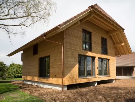 Wohnhaus Truberholzhaus Schalung aussen liegend Truberholzwände sichtbar, im Bad alles Holz inkl, Boden, in der Küche alles Holz inkl, Küchenboden Regionalität Truberholz Schweizer Holz Zimmermann Seeland