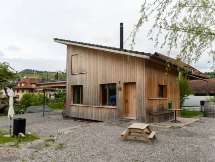 Neubau Small House aus Truberholzelemente.Das Tiny House Movement (auch Small House Movement genannt, englisch Bewegung für winzige Häuser) ist eine gesellschaftliche Bewegung mit Ursprung in den USA, die das Leben in kleinen Häusern propagiert. Die Bewegung findet auch ihren Ausdruck in der Architektur, indem zunehmend auch Klein- und Minihäuser geplant und realisiert werden, wobei keine feste Definition dafür existiert, bis zu welcher Wohnflächengröße ein Gebäude als Tiny House bezeichnet wird.