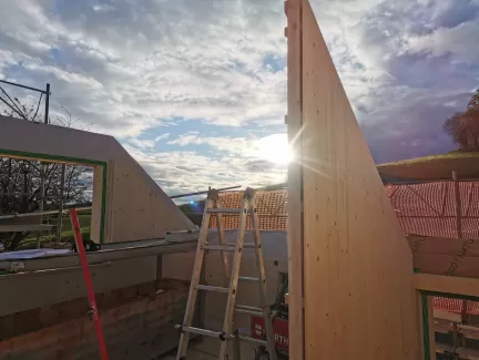 Einfamilienhaus Aufrichten in Münchenwiler bei schönstem Sonnenschein. Die Treppe wurde mit dem Baukran in das Haus gebracht. Die Elemente passen perfekt ineinander. Sehr gute Arbeit von unseren Mitarbeitern. 