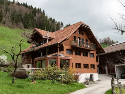 Umbau Bauernhaus in Escholzmatt. Der Umbau wurde mit Truberholzwänden realisiert. Hier ist sehr schön ersichtlich wie das Truberholz mit Sichtbeton und Altholzwand vereint wurde. Der Wintergarten mit den massiven Balken ist eine wunderschöne Ecke, die zum Wohlfühlambiente beiträgt.