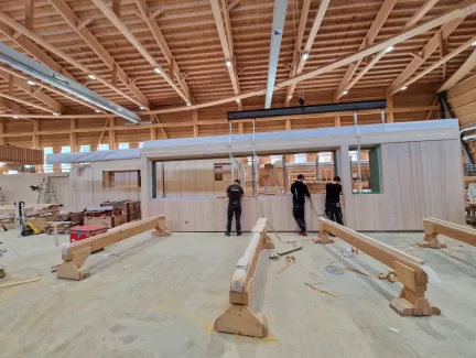 Elementbau Mehrfamilienhaus Bremgarten   Das Element wiegt 2'350 kg Die Länge der Pritsche beträgt 14.5 Meter   Wir hoffen das die Sonne beim Aufrichten auch auf unserer Seite ist💪😊