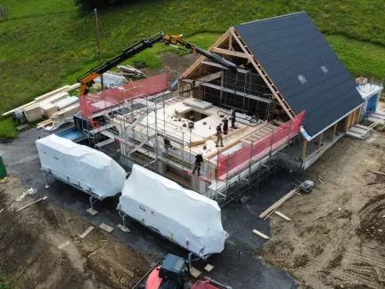 Wir sind stolz darauf, die Elemente für diesen beeindruckenden Ersatzneubau hergestellt und das Aufrichten durchgeführt zu haben. Bei Truberholz AG stehen Qualität, Nachhaltigkeit und Innovation an erster Stelle. Unsere Expertise im Bereich Holzbau ermöglicht es uns, moderne und energieeffiziente Wohnlösungen zu schaffen.