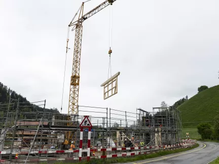 Wir freuen uns, euch ein weiteres spannendes Projekt von Truberholz vorzustellen! In unserem charmanten Trub entsteht ein einzigartiges 6-Familienhaus, welches komplett aus unserem nachhaltigen und umweltfreundlichen Truberholz-System gebaut wird. 💚 Warum Truberholz? Truberholz steht für ökologische Verantwortung, lokale Materialien und nachhaltige Bauweise. Jedes unserer Projekte wird mit größter Sorgfalt und Liebe zur Umwelt umgesetzt, und unser neues Mehrfamilienhaus ist da keine Ausnahme.