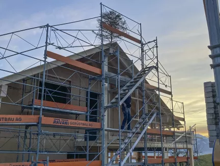 Neues Wohnhaus aus Truberholz in Fahrni bei Thun  Wir freuen uns, ein weiteres Wohnhaus aus Truberholz aufzustellen! 🌲🏡 Dieses nachhaltige Bauprojekt vereint natürliche Ästhetik mit höchster Qualität und Regionalität.  Truberholz stammt direkt aus dem Emmental und steht für langlebige, umweltfreundliche Holzbauten – perfekt für ein gesundes Wohnklima und modernes Design.  📸 Schauen Sie sich hier einige Eindrücke aus der Bauphase an!  ➡️ Mehr zu Truberholz und unseren Projekten: www.truberholz.ch  #Truber