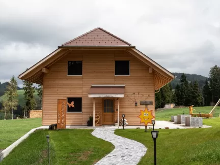 🌿 Nachhaltiges Bauen mit Schweizer Holz – ein Wohnhaus aus Truberholz 🏡  Nachhaltigkeit und regionale Wertschöpfung sind zentrale Themen im modernen Holzbau. Dieses Wohnhaus aus Truberholz zeigt, wie innovatives Bauen mit heimischem Holz nicht nur ökologische Vorteile bietet, sondern auch ästhetisch und technisch überzeugt. 🌲✨  Durch die Kombination von hochwertigem Schweizer Holz, präziser Verarbeitung und durchdachter Architektur entsteht ein Wohnraum mit natürlichem Wohlfühlklima. Ein inspirierendes B