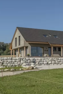 Neubau Wohnhaus mit wunderschönen Veranda im Amerikanischen-Style, Truberholz Wände sind sichtbar (mit Holzdübel sichtbar), das komplette Haus besteht aus Holz (es wurden keine Fermacel-Platten verwendet), Aussenschalung liegend - vorvergraut, ohne Kellergeschoss, dafür mit Garagenanbau direkt am Wohnhaus, das Haus ist ein Wohnhaus von einem Landwirtschaftlichen Betrieb, deshalb die integrierte Nasszone (Nassraum), der Badezimmerboden ist ein Massivholzboden aus Fichte (keine Fliessen) 