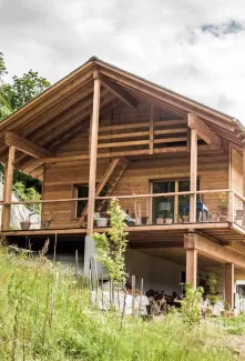in Birgisch mit einer Netto-Wohnfläche von 96 m2 ist eines der ersten solaren Direktgewinnhäuser im «Sonnenkanton Wallis»: ein optimal dämmendes Vollholzwandsystem aus regionalem, in abnehmendem Mond geschlagenem Fichtenholz, genügend Speichermasse, spezielles Fensterglas und eine optimale Beschattung machen eine Heizung überflüssig (lediglich ein kleiner Stückholzofen überbrückt lange winterliche Schlechtwetterphasen). Praktisch ausschliesslich werden ökologische Materialien verwendet. Walliser und Berner 