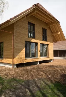 Wohnhaus Truberholzhaus Schalung aussen liegend Truberholzwände sichtbar, im Bad alles Holz inkl, Boden, in der Küche alles Holz inkl, Küchenboden Regionalität Truberholz Schweizer Holz Zimmermann Seeland