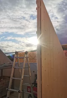 Einfamilienhaus Aufrichten in Münchenwiler bei schönstem Sonnenschein. Die Treppe wurde mit dem Baukran in das Haus gebracht. Die Elemente passen perfekt ineinander. Sehr gute Arbeit von unseren Mitarbeitern. 