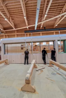 Elementbau Mehrfamilienhaus Bremgarten   Das Element wiegt 2'350 kg Die Länge der Pritsche beträgt 14.5 Meter   Wir hoffen das die Sonne beim Aufrichten auch auf unserer Seite ist💪😊