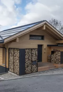 Hallo zusammen! 🌟 Wir haben unser neuestes Kleinwohnhaus aus Truberholz fertiggestellt! 🌟   Dieses Haus ist nicht nur wunderschön, sondern auch nachhaltig und gesund. Hergestellt aus regionalem Holz ohne chemische Zusätze, bietet es ein natürliches Wohlfühlambiente.   Unsere Stärken: 🏡 **Nachhaltiger Holzbau:** Ohne chemische Holzschutzmittel und Leime. 🌱 **Gesundes Wohnklima:** Natürliches Wohlfühlambiente ohne Kompromisse. 🛠 **Komplettservice:** Von der Beratung über die Planung bis zur Realisierung 