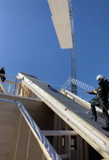 Truberholz-Ferienhaus: Ein Bauprojekt im Schnee  Mitten im Frühling, doch umgeben von Schnee – so wurde eines unserer Truberholz-Ferienhäuser dieses Jahr aufgerichtet. Unsere nachhaltigen Ferienhäuser werden aus regionalem Holz gefertigt und mit höchster Handwerkskunst erbaut. Sie bieten nicht nur eine behagliche Atmosphäre, sondern auch eine enge Verbindung zur Natur, egal zu welcher Jahreszeit.  Bei uns steht Qualität, Nachhaltigkeit und Regionalität im Mittelpunkt. Unsere Häuser sind perfekt für alle, di