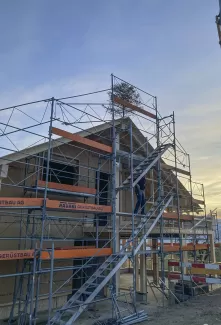 Neues Wohnhaus aus Truberholz in Fahrni bei Thun  Wir freuen uns, ein weiteres Wohnhaus aus Truberholz aufzustellen! 🌲🏡 Dieses nachhaltige Bauprojekt vereint natürliche Ästhetik mit höchster Qualität und Regionalität.  Truberholz stammt direkt aus dem Emmental und steht für langlebige, umweltfreundliche Holzbauten – perfekt für ein gesundes Wohnklima und modernes Design.  📸 Schauen Sie sich hier einige Eindrücke aus der Bauphase an!  ➡️ Mehr zu Truberholz und unseren Projekten: www.truberholz.ch  #Truber