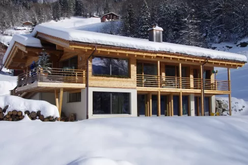 Im Hasliberg wurde im Februar das erste Truber Holz-Haus aufgerichtet. Dazu gab es einen Beitrag im Radio BeO:     Anmoderation: Ufem Hasliberg wird äs Massivholz-Haus baue. Nid einfach äs gwöhnlichs Holzhaus, wies mängs git im Berner Oberland. Äs entsteiht äs Tuber-Holzhaus, praktisch ohni Metau, Liim oder Plastik. Zum Isatz chunnt derfür Houz, u zwar serigs, ohni Frömdstoffe. Es isch z erschte vo sire Art hie im Bärner Oberland: Meh drüber weiss d Alina Burri....      Abmoderation: Mittlerwile chame das S