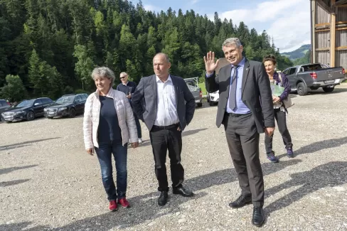 Am 29. Juni 2021 besuchte Nationalratspräsident Andreas Aebi (SVP/BE) unser Unternehmen mit 70 ausländischen Botschafter.