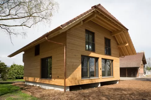 Wohnhaus Truberholzhaus Schalung aussen liegend Truberholzwände sichtbar, im Bad alles Holz inkl, Boden, in der Küche alles Holz inkl, Küchenboden Regionalität Truberholz Schweizer Holz Zimmermann Seeland