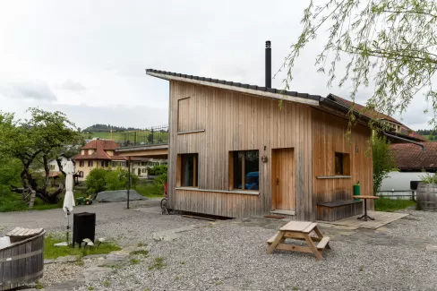 Neubau Small House aus Truberholzelemente.Das Tiny House Movement (auch Small House Movement genannt, englisch Bewegung für winzige Häuser) ist eine gesellschaftliche Bewegung mit Ursprung in den USA, die das Leben in kleinen Häusern propagiert. Die Bewegung findet auch ihren Ausdruck in der Architektur, indem zunehmend auch Klein- und Minihäuser geplant und realisiert werden, wobei keine feste Definition dafür existiert, bis zu welcher Wohnflächengröße ein Gebäude als Tiny House bezeichnet wird.