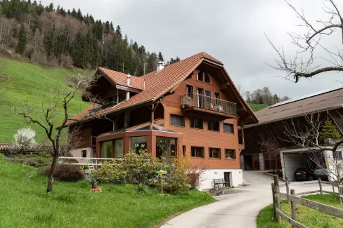 Umbau Bauernhaus in Escholzmatt. Der Umbau wurde mit Truberholzwänden realisiert. Hier ist sehr schön ersichtlich wie das Truberholz mit Sichtbeton und Altholzwand vereint wurde. Der Wintergarten mit den massiven Balken ist eine wunderschöne Ecke, die zum Wohlfühlambiente beiträgt.