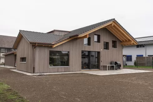 Einfamilienhaus in Bätterkinden aus Truberholz. Schalung vorgergraut stehend. In der Küche hat es eine wunderschöne Sitzecke mit Fenster. Die Fliesen im Badezimmer haben ein sehr schönes Blumenmuster in den Grün - Brauntönen. Aussen hat es genügend Umschwung für Rasen, Garten, Grillplatz. Das Holz stammt aus der Region Trub und alles ist sehr Nachhaltig. Die Planung, eigentlich die ganze Baudienstleistung erfoglt über die Truberholz AG und die Zimmerei Hirschi AG. Das Haus ist sehr stylisch eingerichtet.